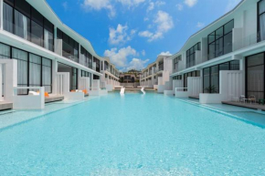 Pool Access Spacious Townhouse and Kids Slide